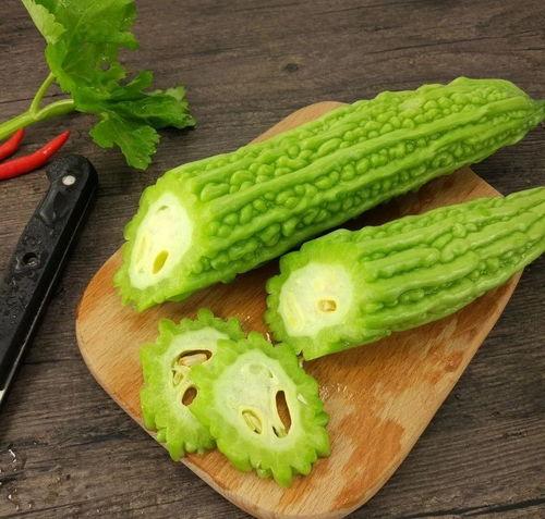 柯基吃瓜的方法,萌宠夏日清凉新姿势